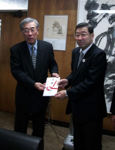 義援金を手渡す小池組合長(写真左)