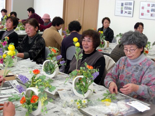 造花を活ける参加者