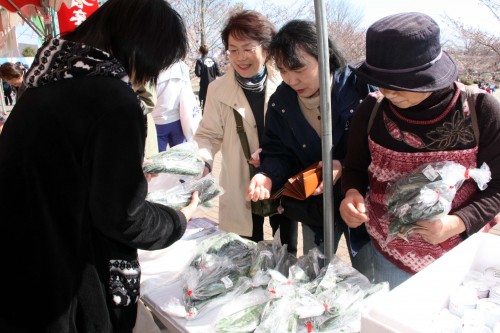 新鮮な農産物を多くの人が買い求めました