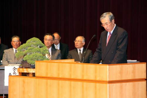 開会に先立ち挨拶をする小池組合長