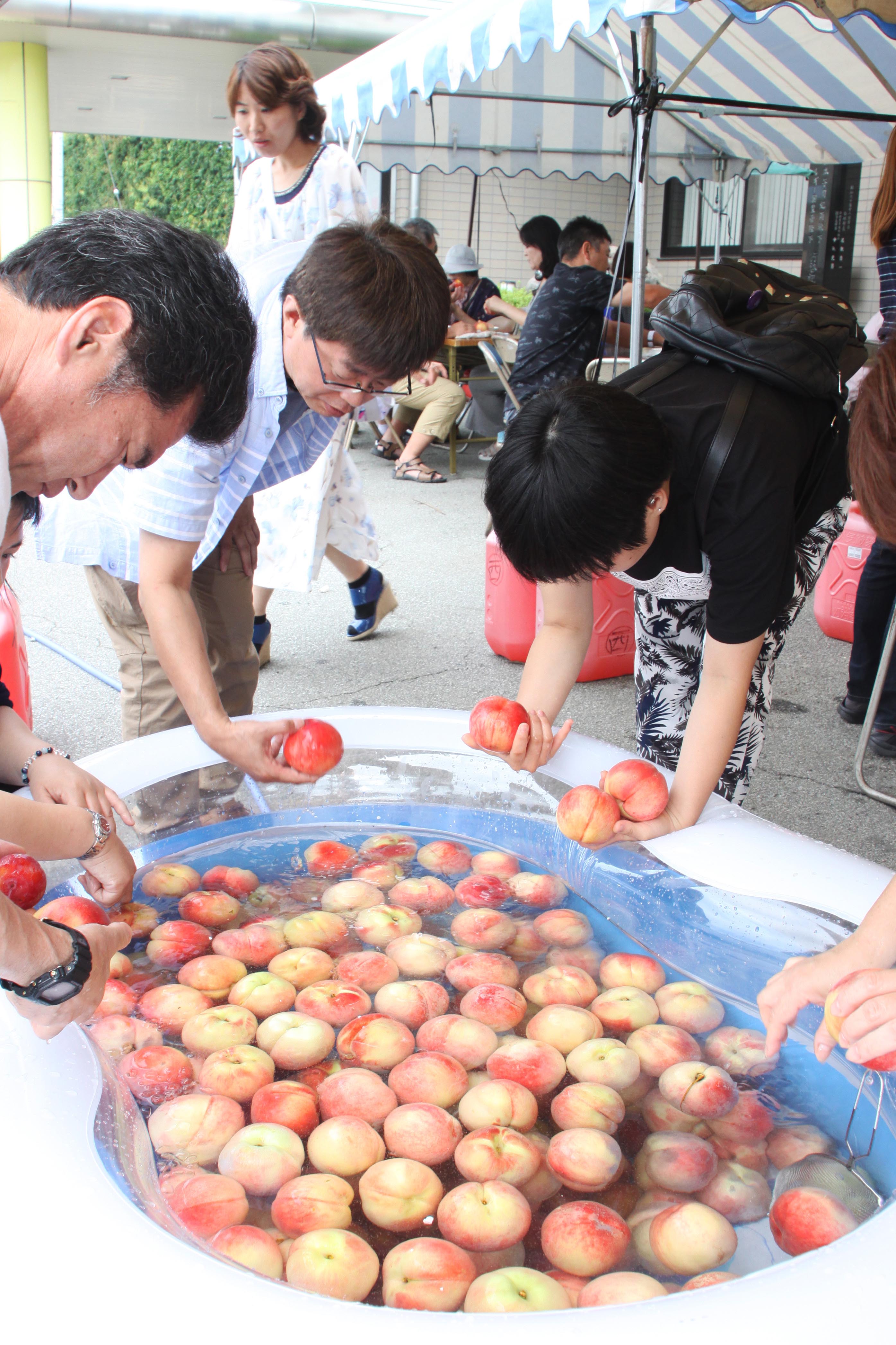 直売所で完熟桃の食べ放題が開催中です H28 7 17 道の駅しらね農産物直売所 ｊａ南アルプス市